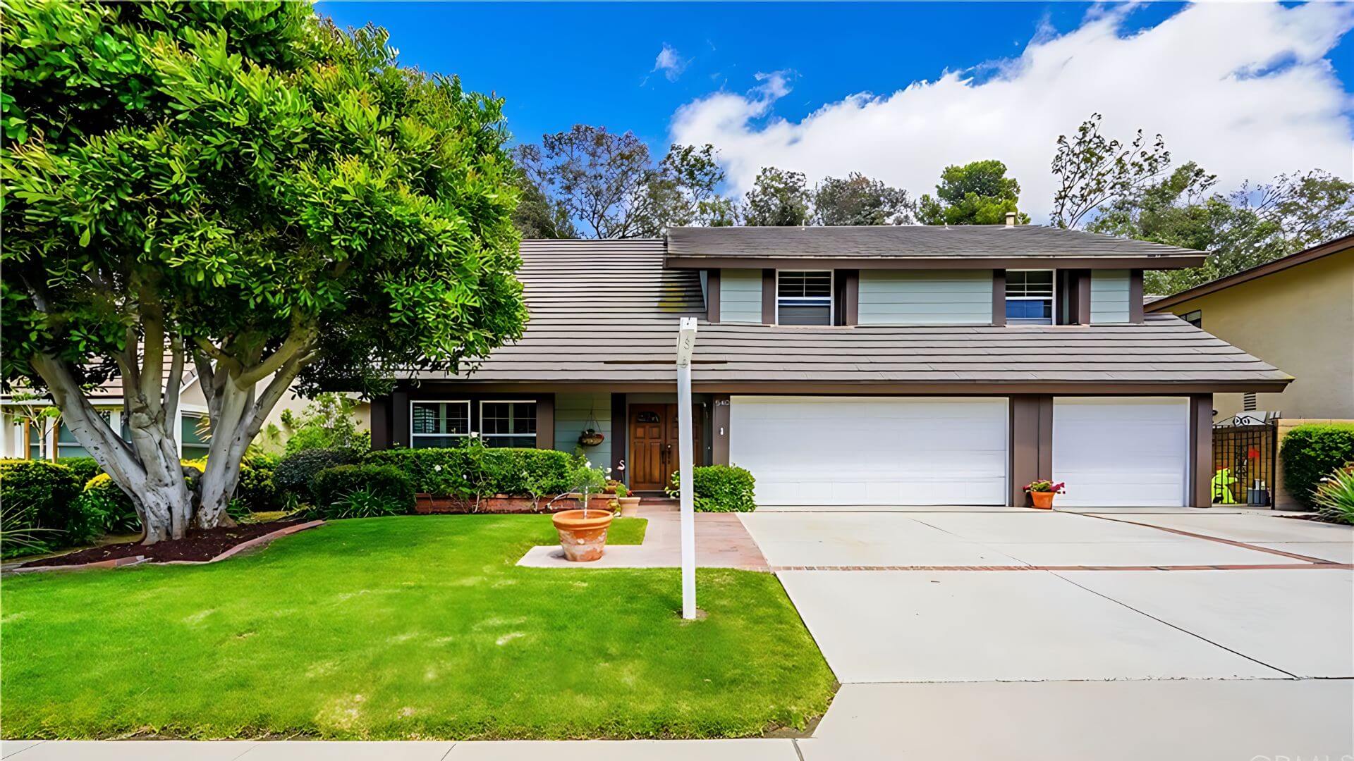 An Anaheim Hills home freshly painted by One Way Painting's painters with a white garage and white siding coupled with a dark brown trim, eaves & fascia.