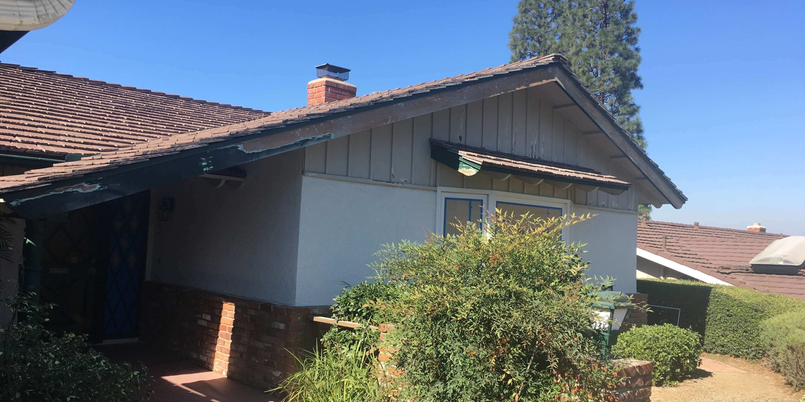 Eaves of home in Orange County that have dry rot and need repair.