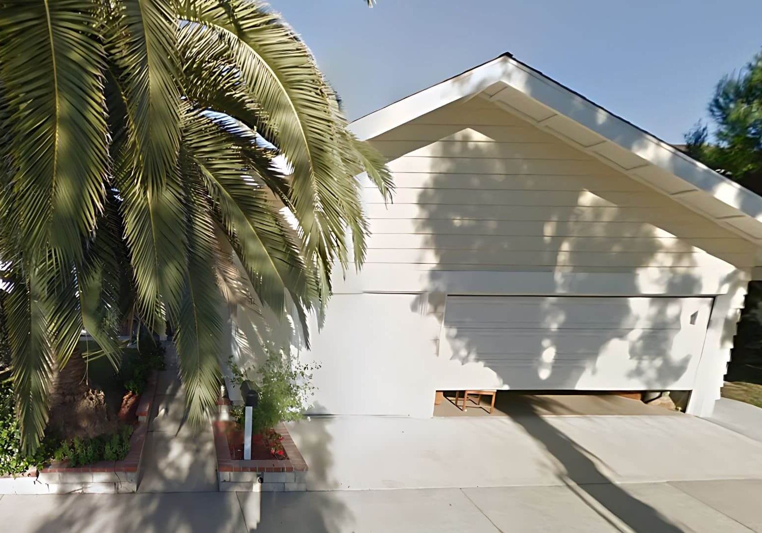 Partial exterior painting job using the same colors to bring new life to this one story home in Irvine.